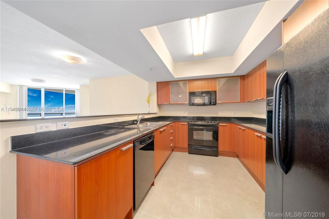 For Rent: $3,400 (1 beds, 1 baths, 1005 Square Feet)