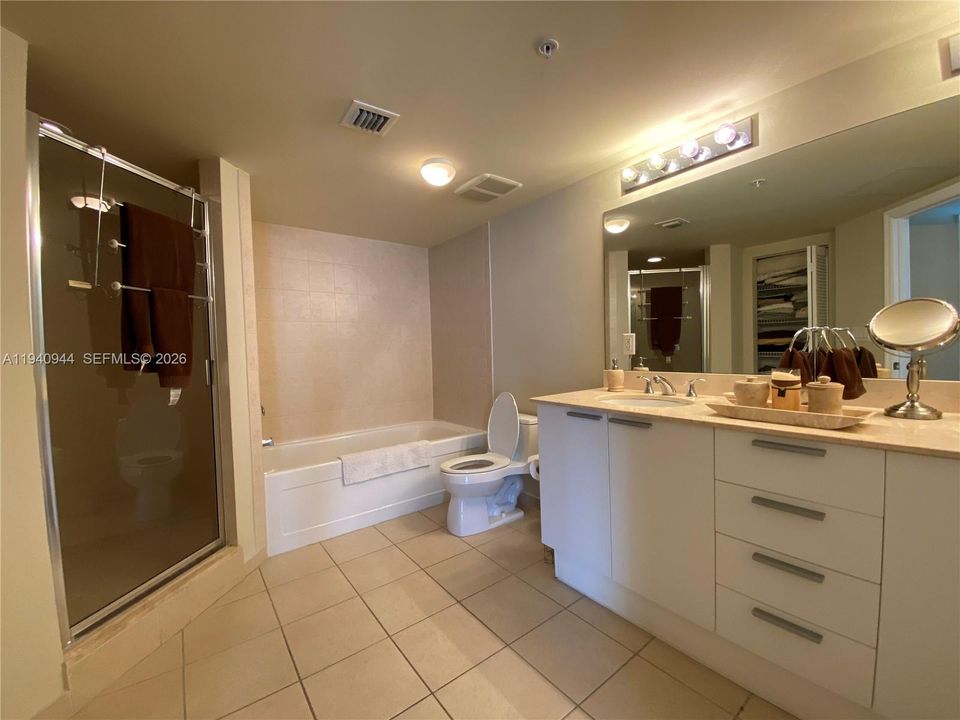 For Rent: $3,400 (1 beds, 1 baths, 1005 Square Feet)