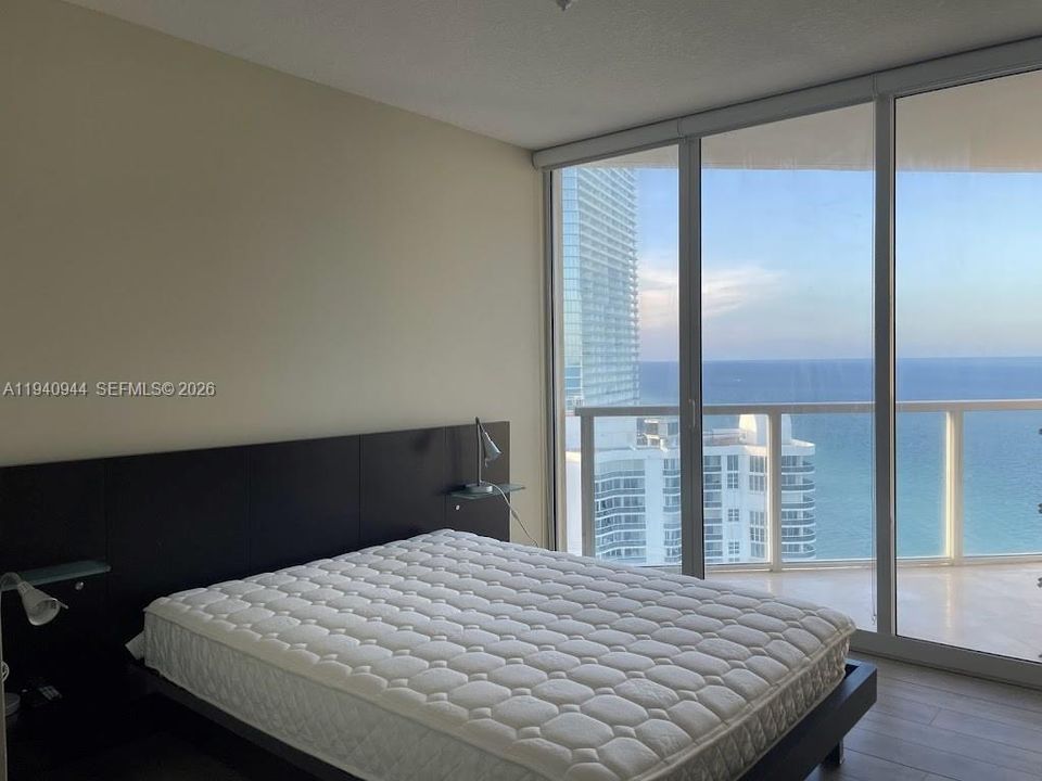 For Rent: $3,400 (1 beds, 1 baths, 1005 Square Feet)