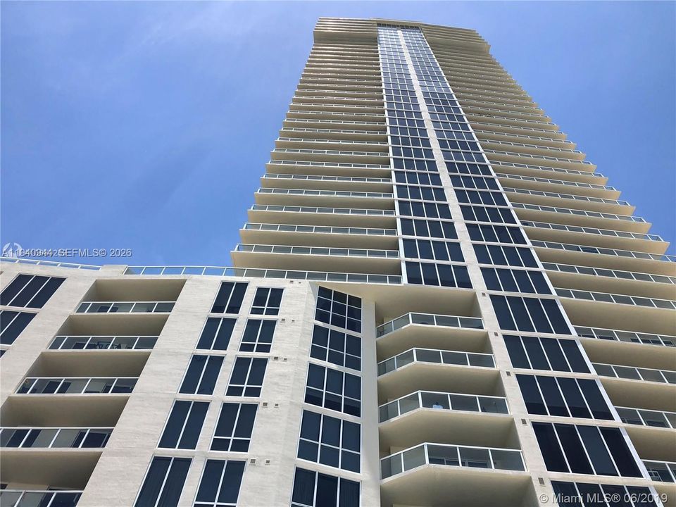 For Rent: $3,400 (1 beds, 1 baths, 1005 Square Feet)