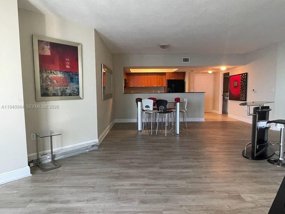 For Rent: $3,400 (1 beds, 1 baths, 1005 Square Feet)