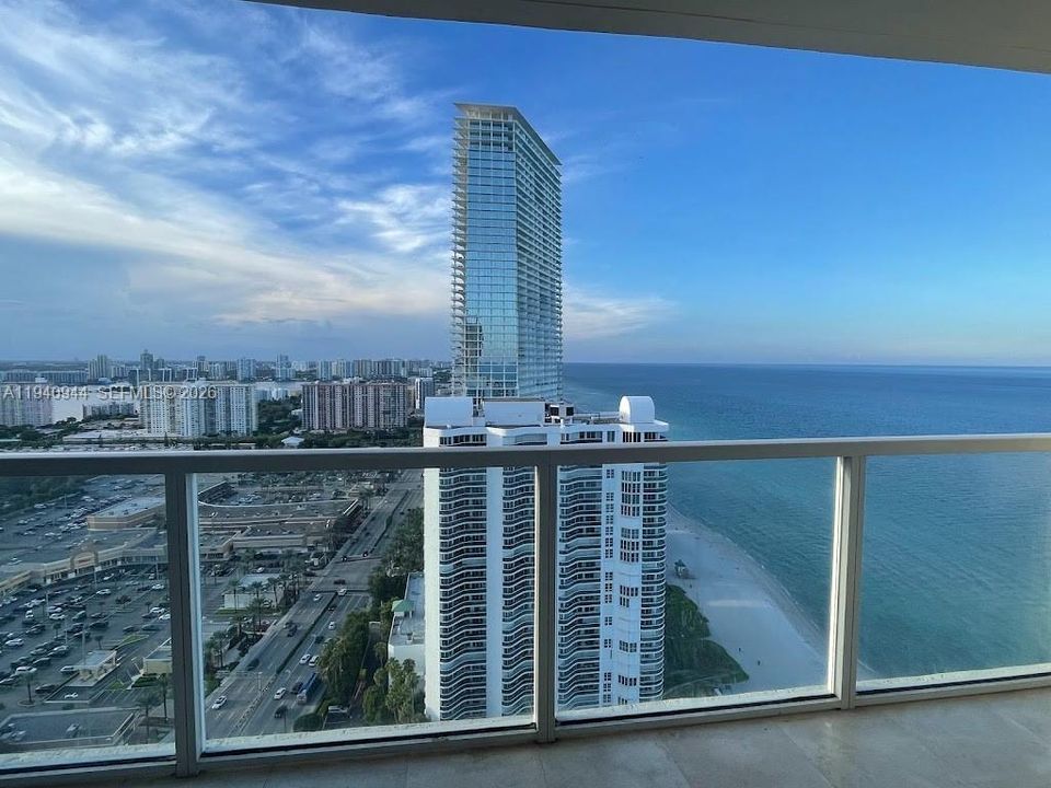 For Rent: $3,400 (1 beds, 1 baths, 1005 Square Feet)