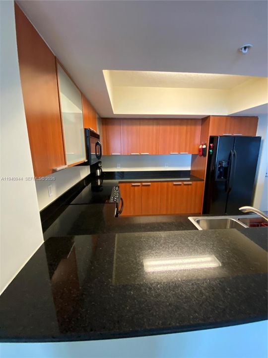 For Rent: $3,400 (1 beds, 1 baths, 1005 Square Feet)