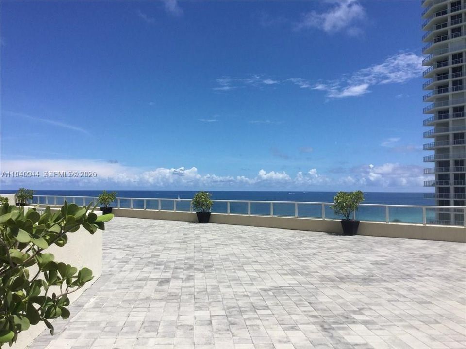 For Rent: $3,400 (1 beds, 1 baths, 1005 Square Feet)