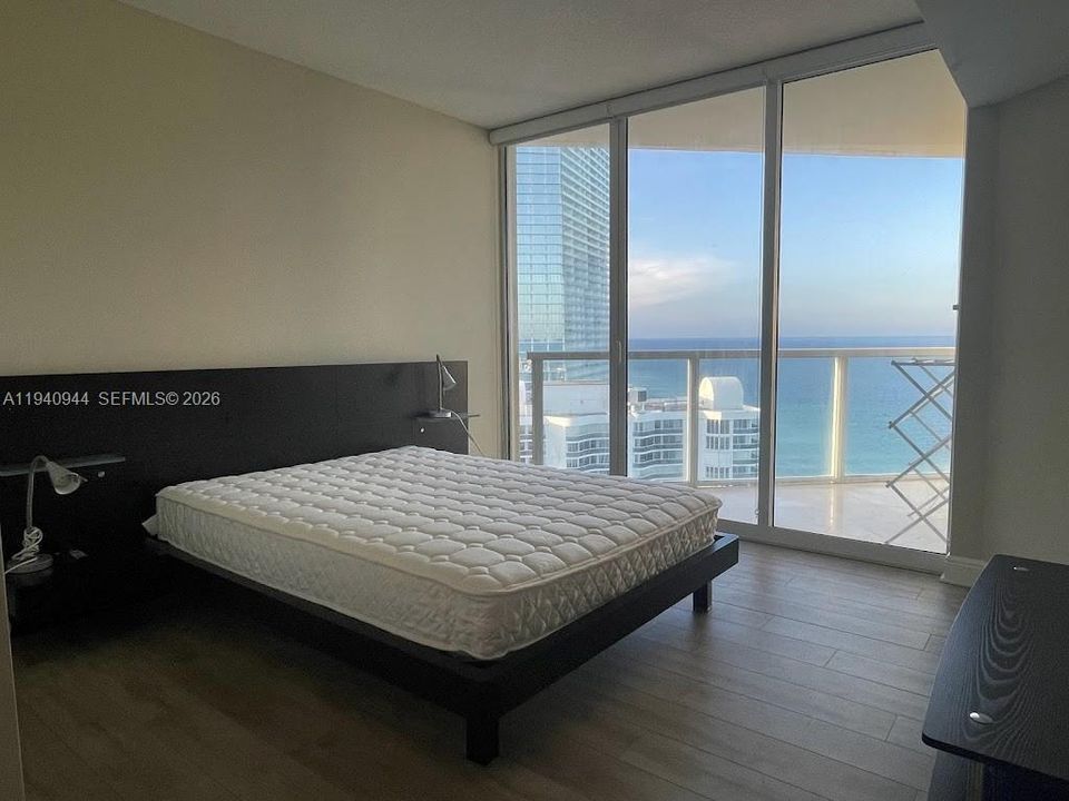 For Rent: $3,400 (1 beds, 1 baths, 1005 Square Feet)