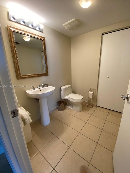 For Rent: $3,400 (1 beds, 1 baths, 1005 Square Feet)