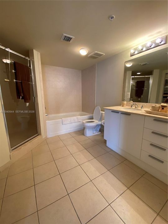 For Rent: $3,400 (1 beds, 1 baths, 1005 Square Feet)