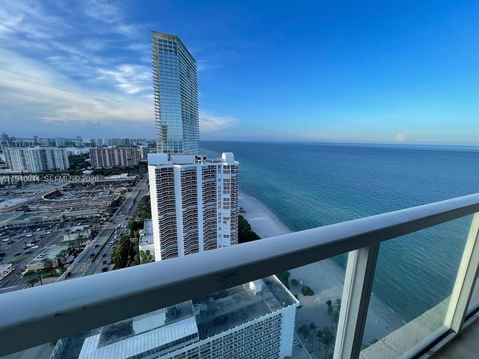 For Rent: $3,400 (1 beds, 1 baths, 1005 Square Feet)