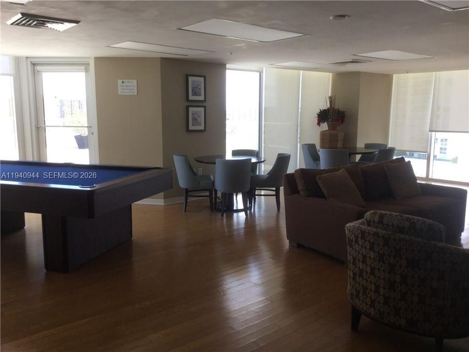 For Rent: $3,400 (1 beds, 1 baths, 1005 Square Feet)