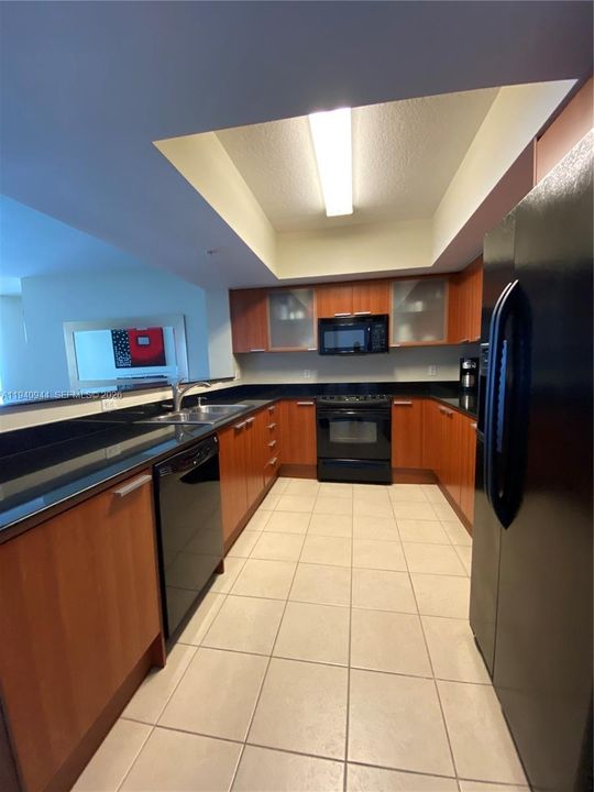 For Rent: $3,400 (1 beds, 1 baths, 1005 Square Feet)