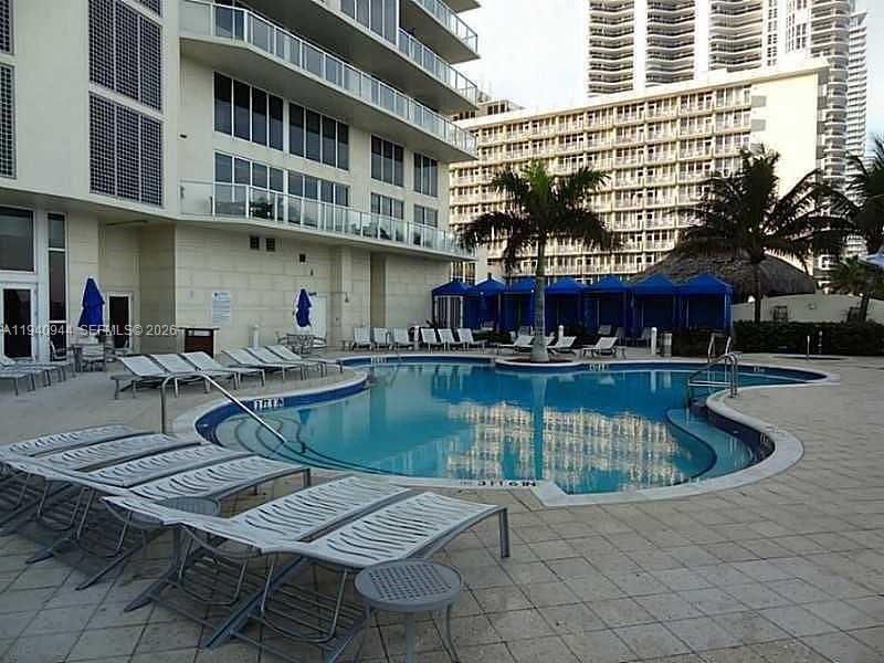 For Rent: $3,400 (1 beds, 1 baths, 1005 Square Feet)