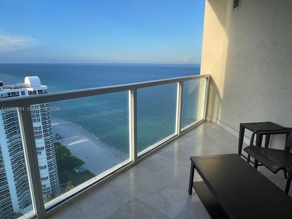 For Rent: $3,400 (1 beds, 1 baths, 1005 Square Feet)