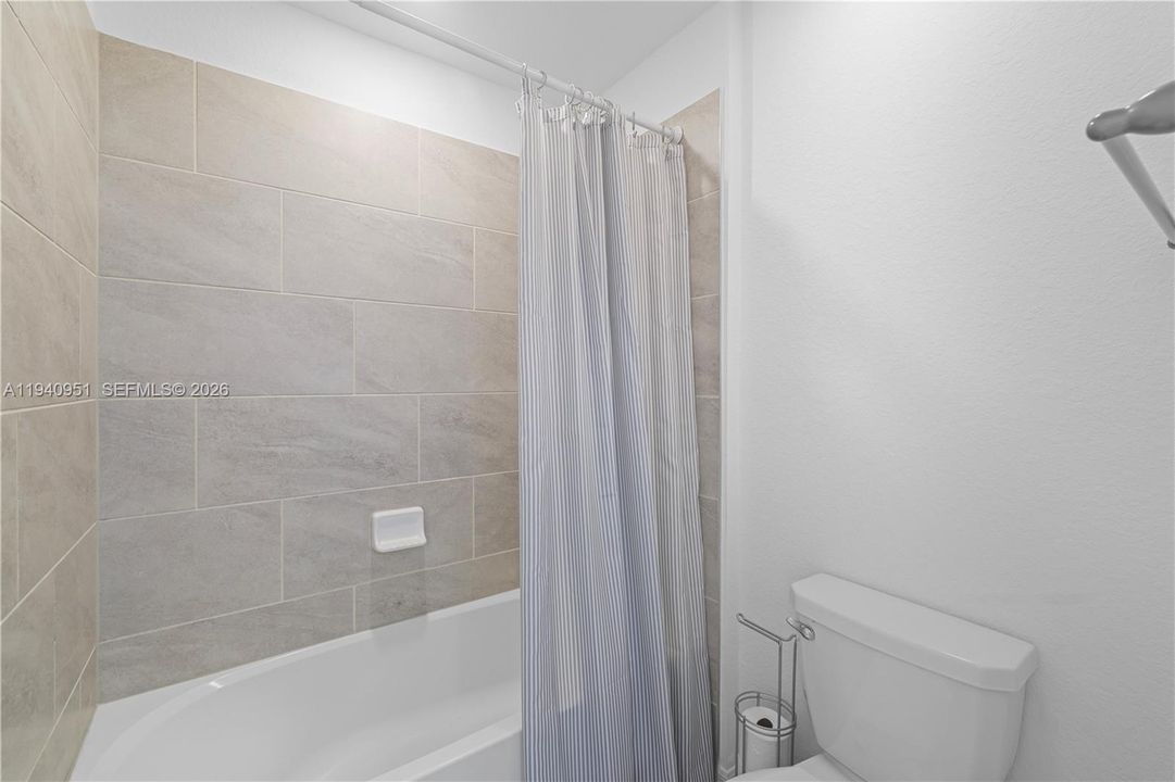 En Venta: $649,499 (5 camas, 4 baños, 3283 Pies cuadrados)