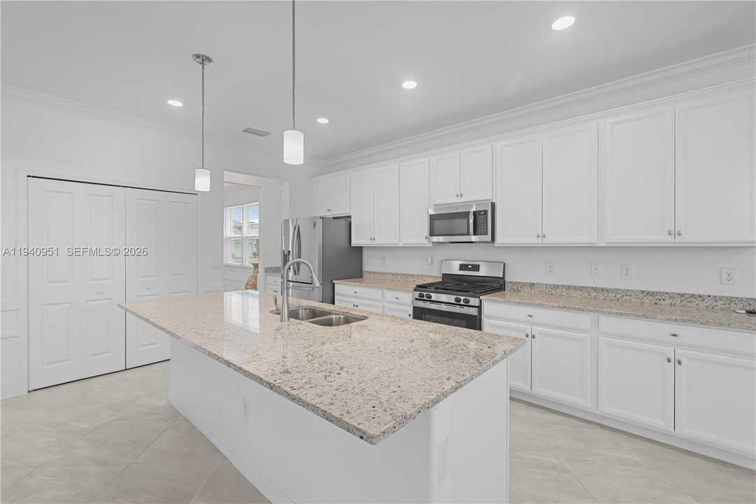 En Venta: $649,499 (5 camas, 4 baños, 3283 Pies cuadrados)