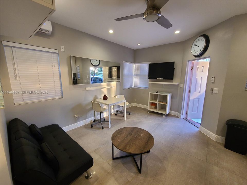 出租: $2,100 (1 贝兹, 1 浴室, 5953 平方英尺)