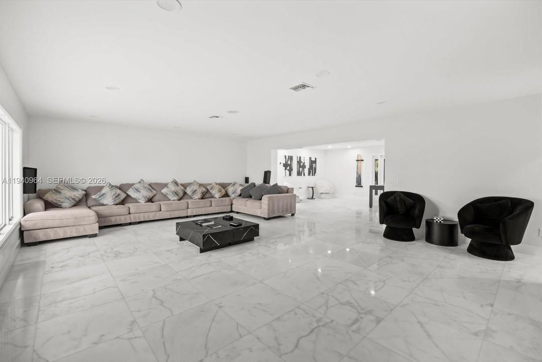 Недавно продано: $2,299,999 (6 спален, 6 ванн, 5342 Квадратных фут)