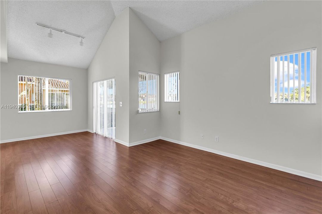 出租: $3,000 (3 贝兹, 2 浴室, 1492 平方英尺)