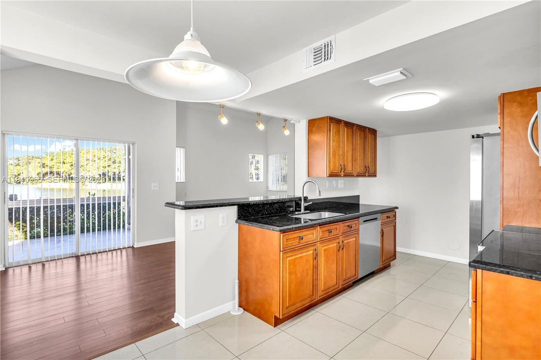 出租: $3,000 (3 贝兹, 2 浴室, 1492 平方英尺)