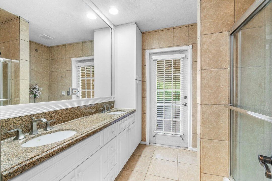 Guest bathroom to pool