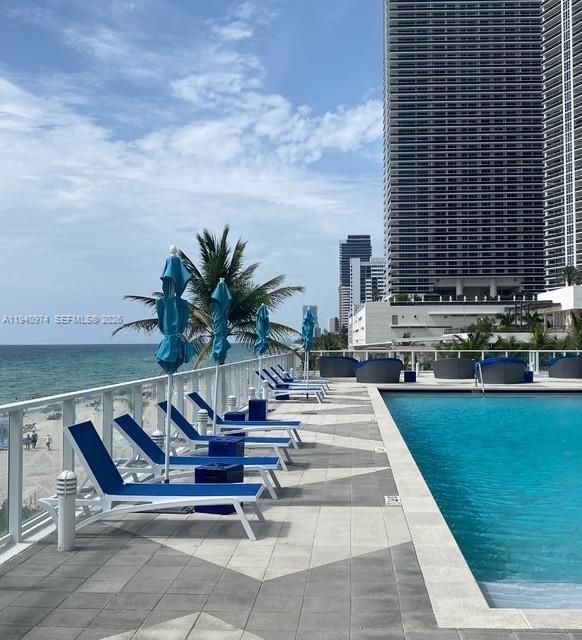 На продажу: $2,925,000 (3 спален, 3 ванн, 2356 Квадратных фут)