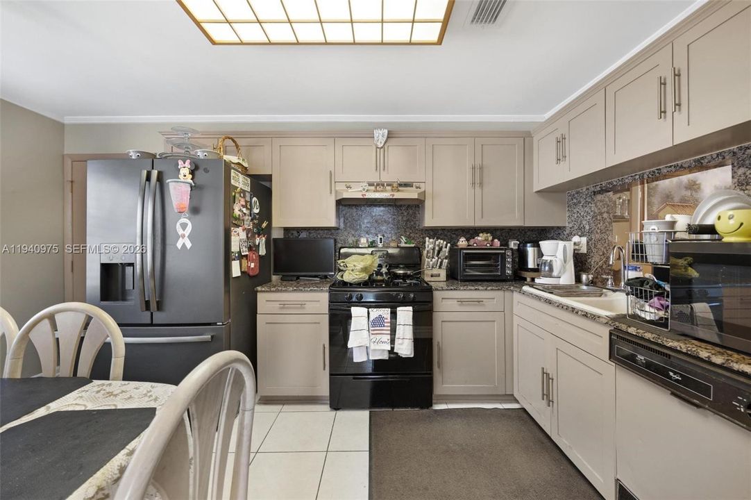 For Sale: $499,000 (4 beds, 2 baths, 1414 Square Feet)