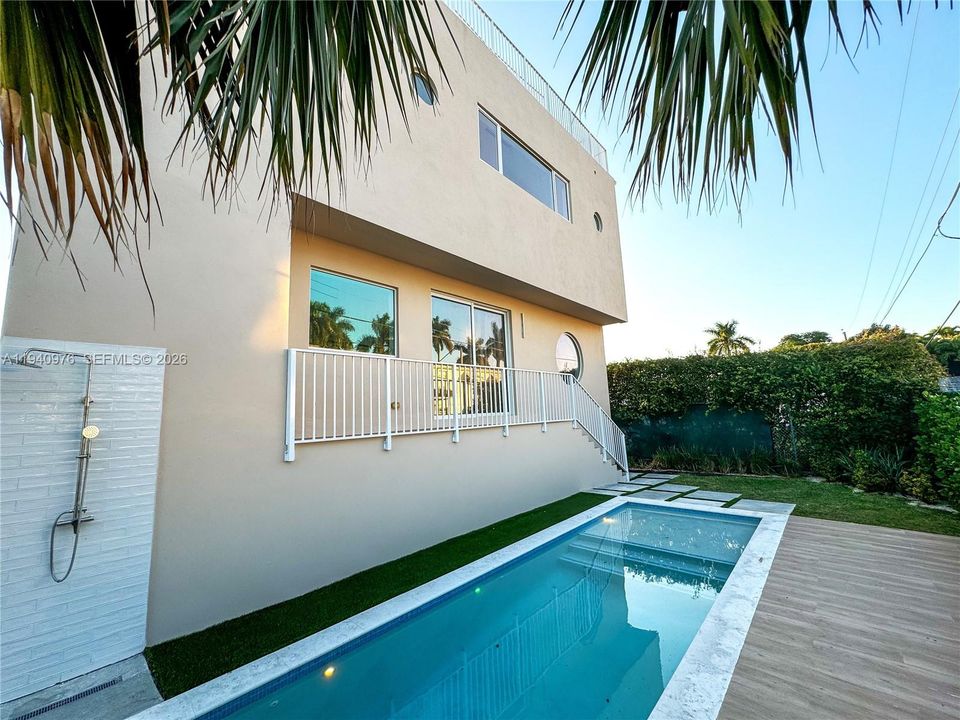 For Rent: $9,900 (4 beds, 4 baths, 3693 Square Feet)