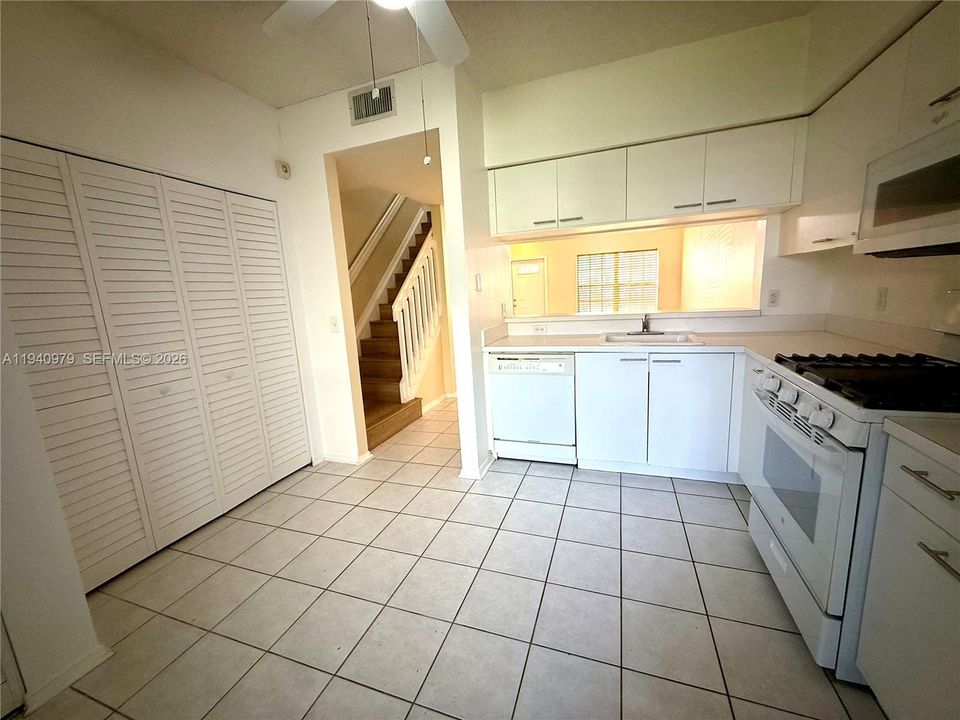For Rent: $2,050 (2 beds, 2 baths, 1110 Square Feet)