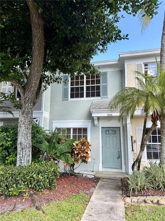 For Rent: $2,050 (2 beds, 2 baths, 1110 Square Feet)