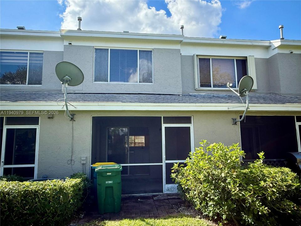 For Rent: $2,050 (2 beds, 2 baths, 1110 Square Feet)