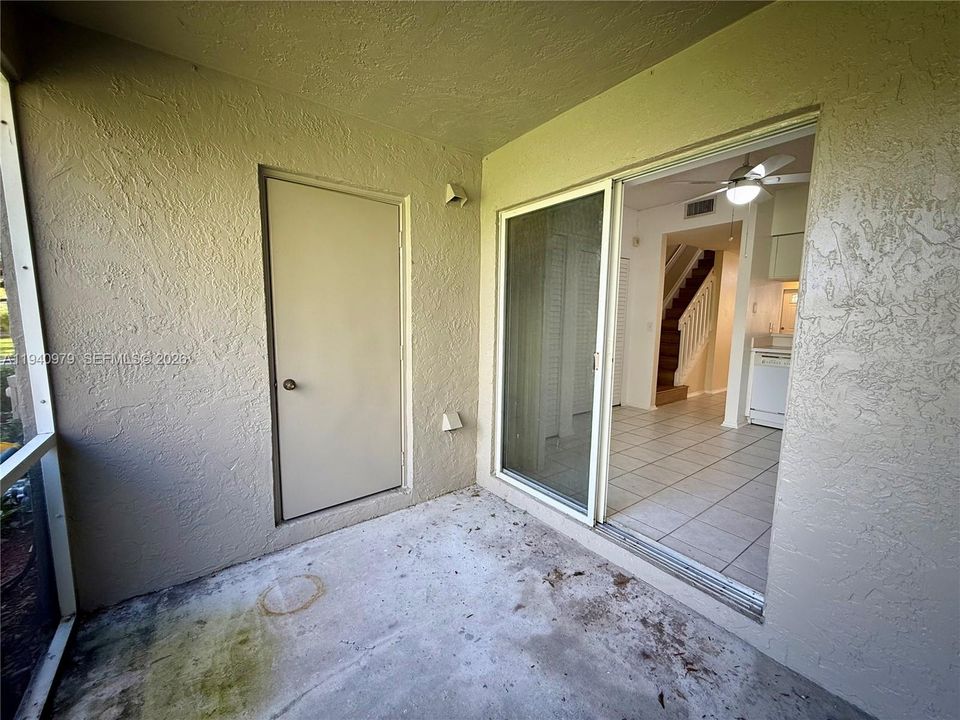 For Rent: $2,050 (2 beds, 2 baths, 1110 Square Feet)