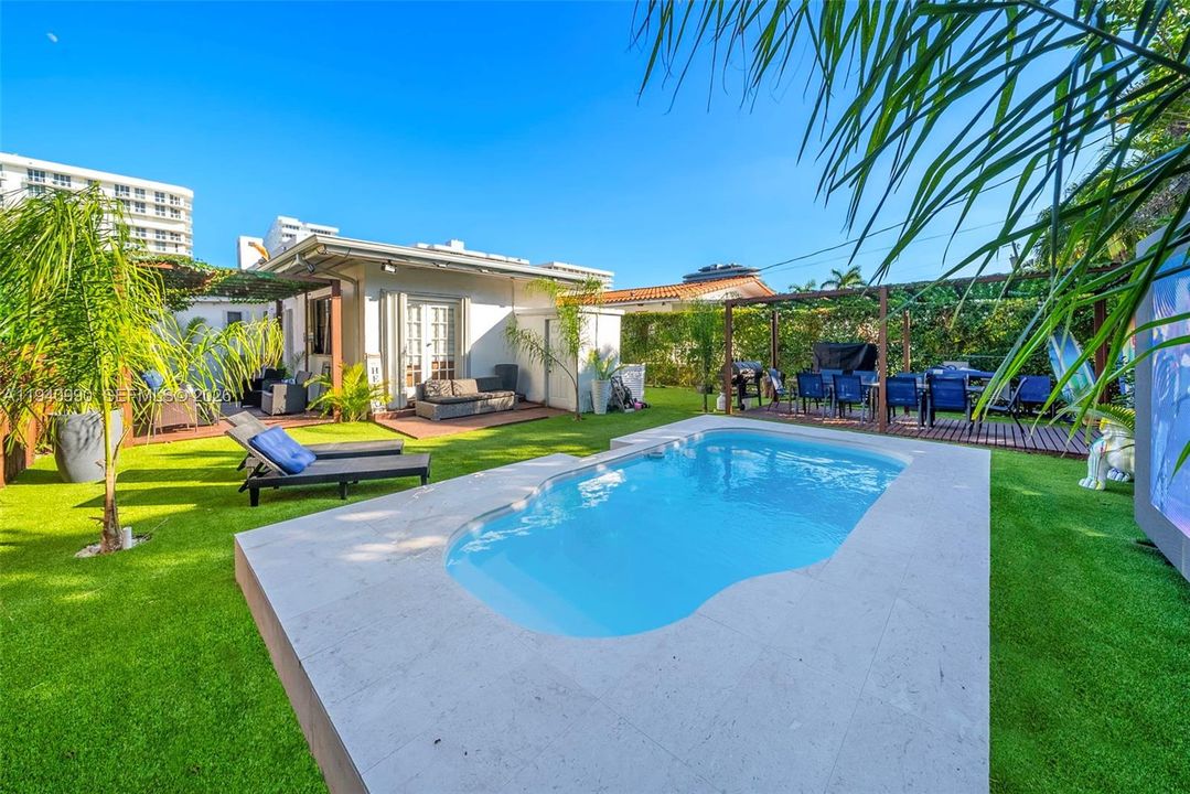 For Sale: $1,700,000 (3 beds, 2 baths, 1327 Square Feet)