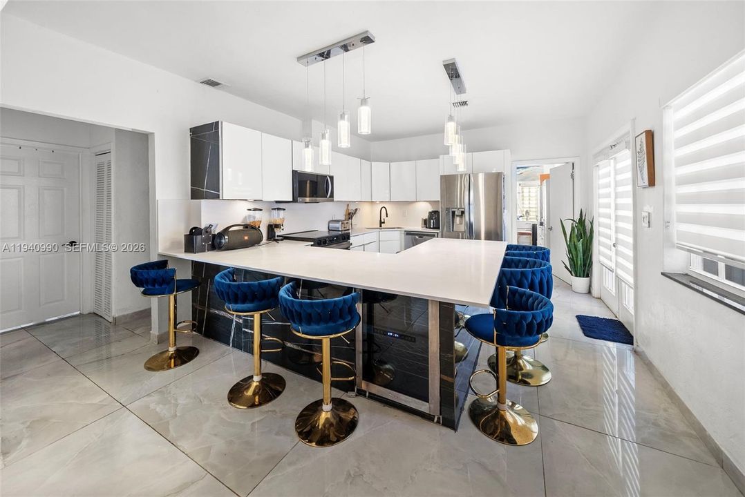 For Sale: $1,700,000 (3 beds, 2 baths, 1327 Square Feet)