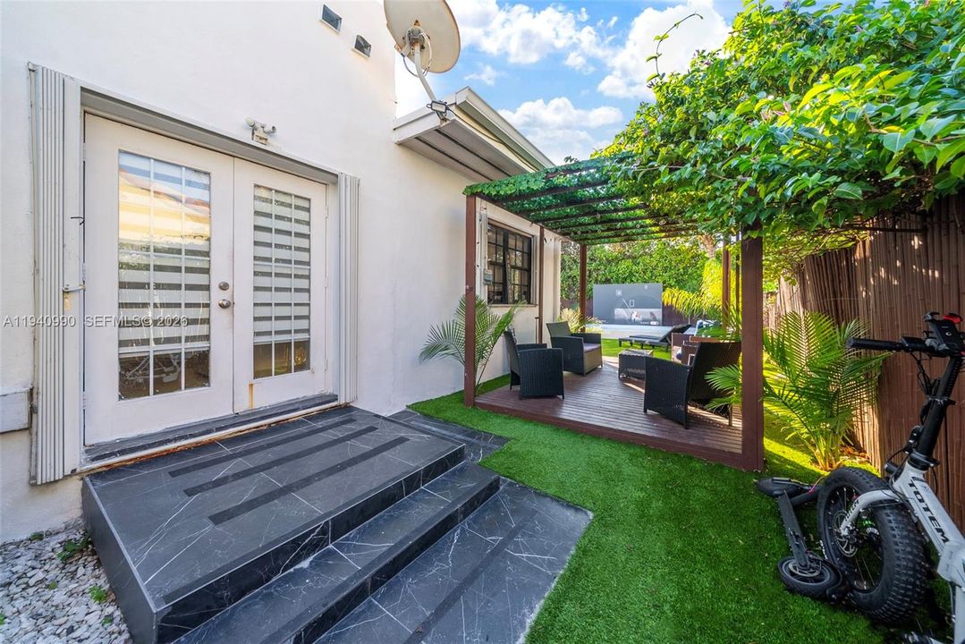 For Sale: $1,700,000 (3 beds, 2 baths, 1327 Square Feet)