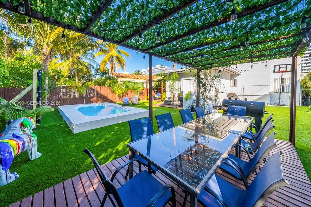 For Sale: $1,700,000 (3 beds, 2 baths, 1327 Square Feet)