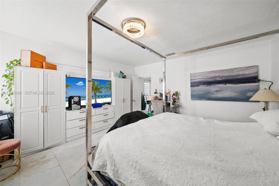 For Sale: $1,700,000 (3 beds, 2 baths, 1327 Square Feet)