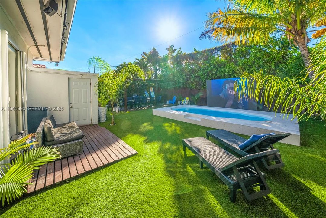 For Sale: $1,700,000 (3 beds, 2 baths, 1327 Square Feet)