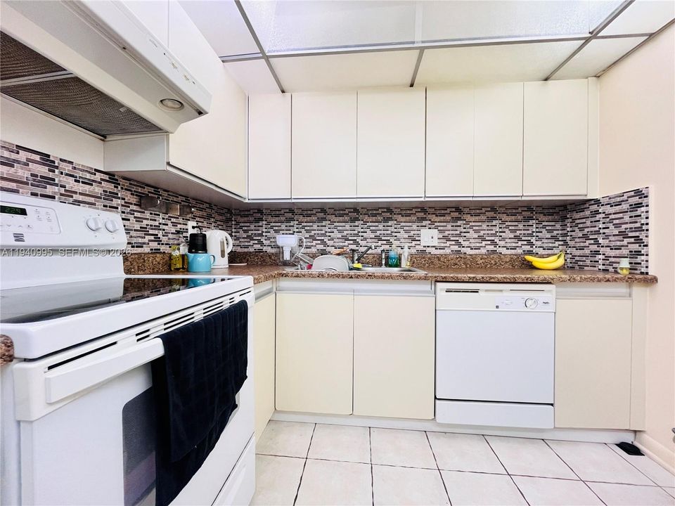 For Rent: $2,200 (1 beds, 1 baths, 950 Square Feet)