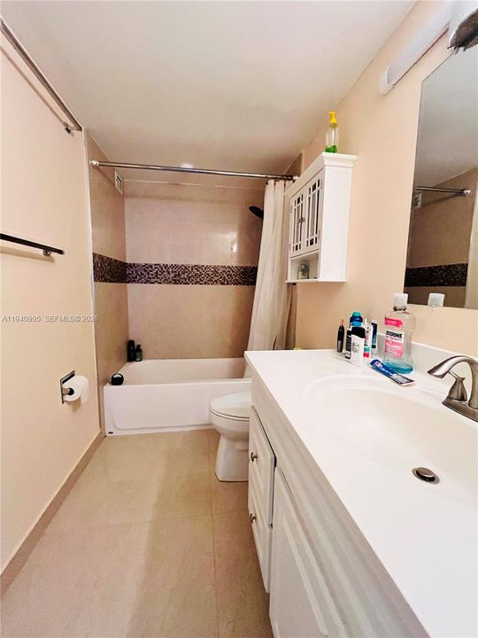 For Rent: $2,200 (1 beds, 1 baths, 950 Square Feet)