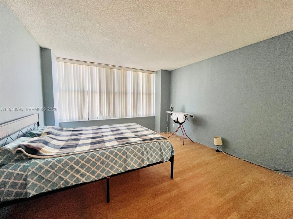 For Rent: $2,200 (1 beds, 1 baths, 950 Square Feet)