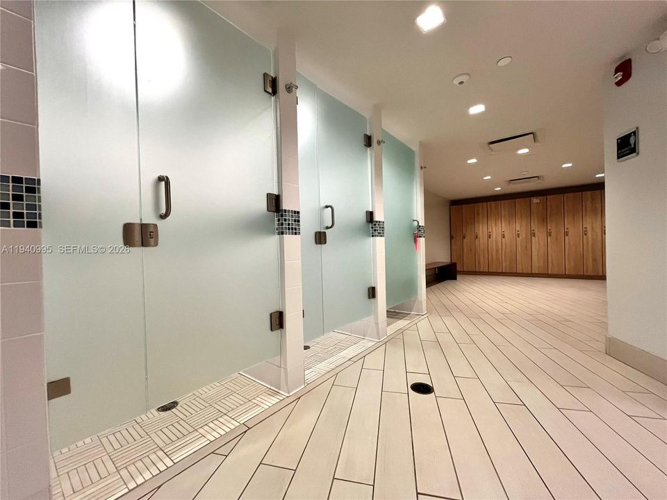 For Rent: $2,200 (1 beds, 1 baths, 950 Square Feet)