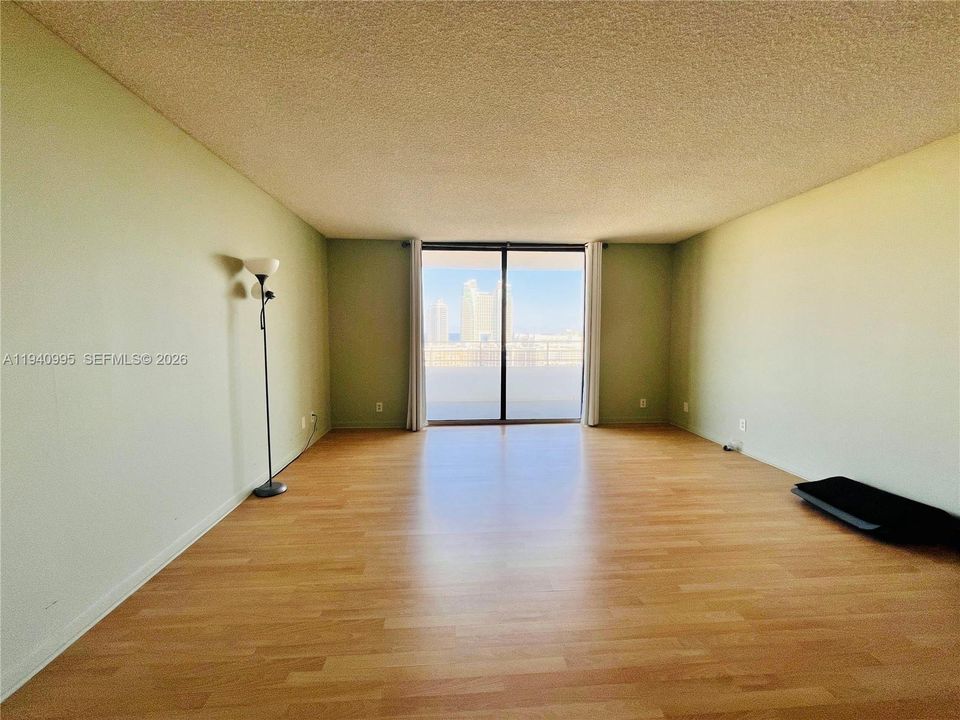 For Rent: $2,200 (1 beds, 1 baths, 950 Square Feet)