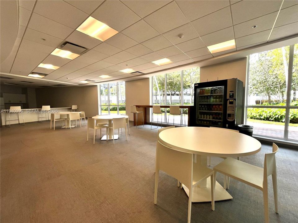 For Rent: $2,200 (1 beds, 1 baths, 950 Square Feet)