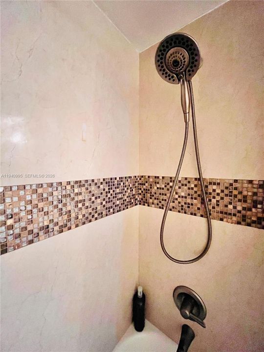 For Rent: $2,200 (1 beds, 1 baths, 950 Square Feet)