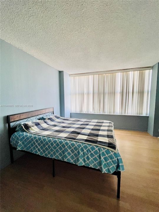For Rent: $2,200 (1 beds, 1 baths, 950 Square Feet)