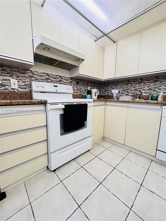 For Rent: $2,200 (1 beds, 1 baths, 950 Square Feet)