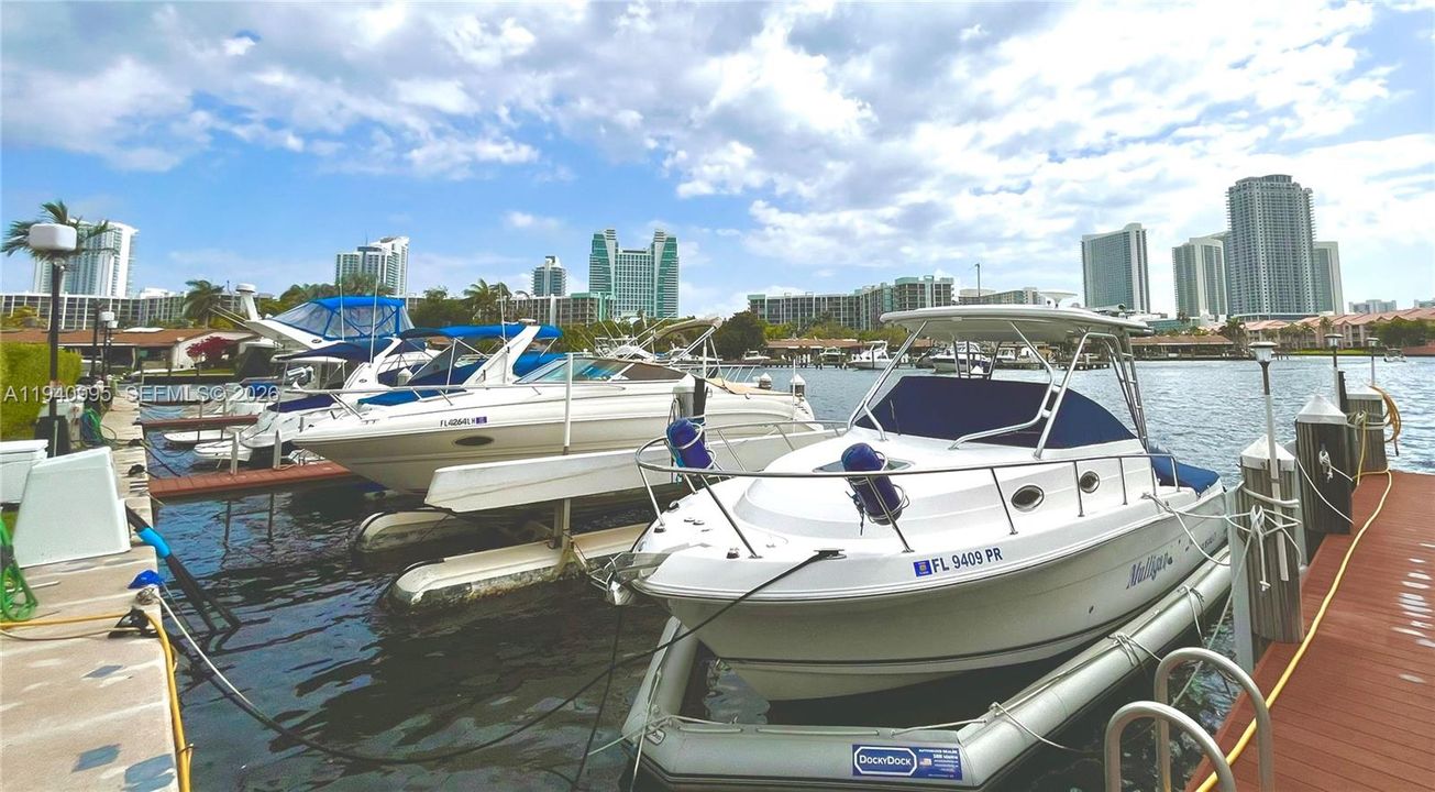 For Rent: $2,200 (1 beds, 1 baths, 950 Square Feet)