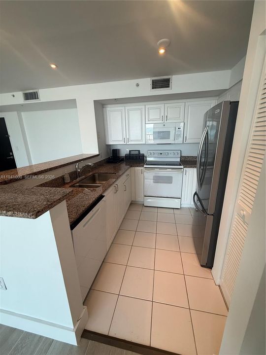 В аренду: $5,750 (2 спален, 2 ванн, 1080 Квадратных фут)