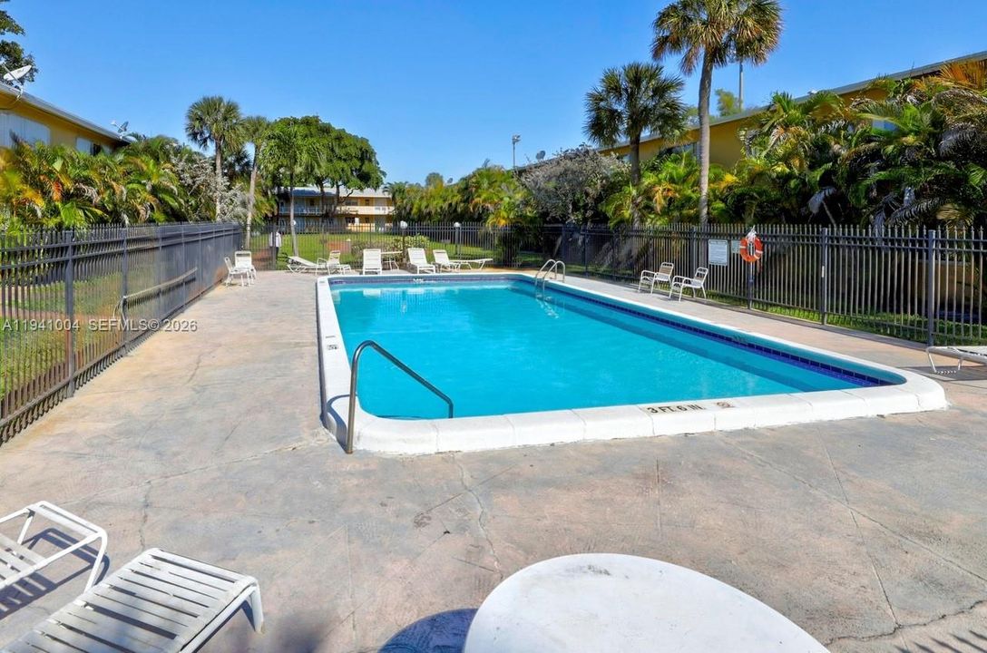 For Rent: $1,725 (2 beds, 1 baths, 840 Square Feet)