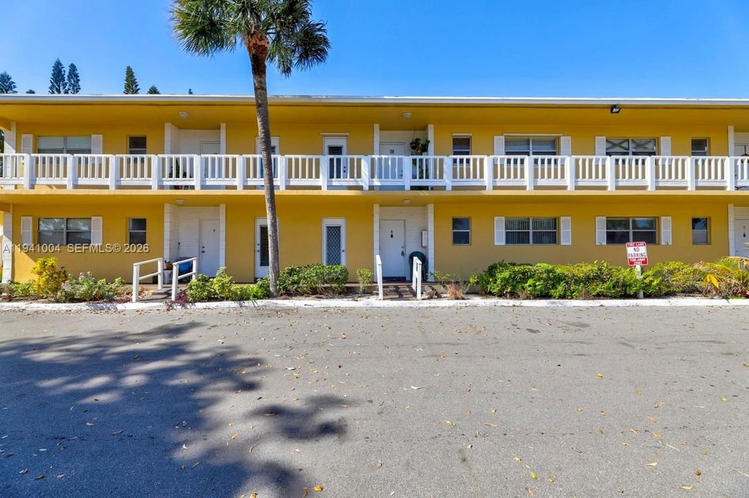 For Rent: $1,725 (2 beds, 1 baths, 840 Square Feet)