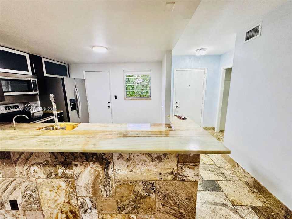 出租: $2,350 (2 贝兹, 2 浴室, 1092 平方英尺)